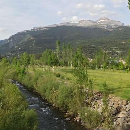 Iserias Villanua Bagian luar foto